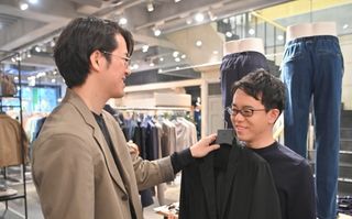 コーディネートプラン、専属スタイリストが買い物に同行する様子（35,200円）