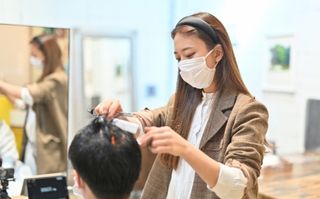 ヘアメイクプラン、有名サロンでヘアメイクを受ける様子（35,200円）