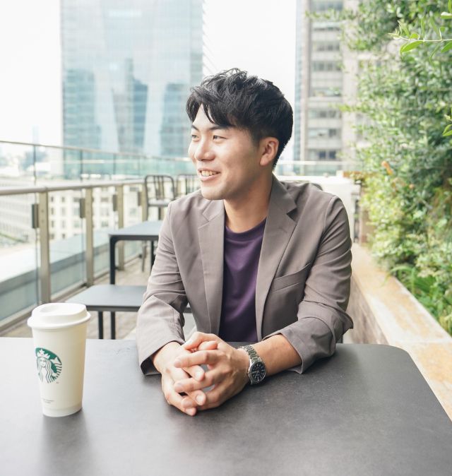 カフェで会話しているような雰囲気の、デートを想像しやすい写真