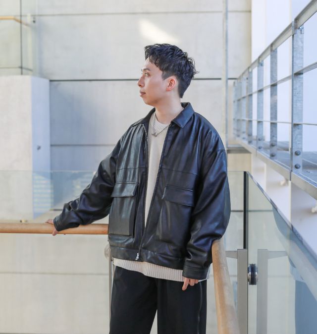 都会的な街並みで撮影した、清潔感と大人っぽさが伝わるマッチングアプリのプロフィール写真