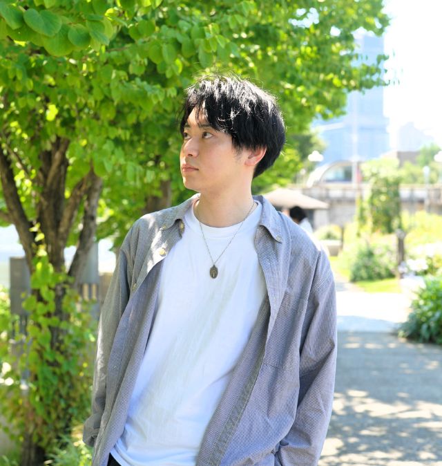 緑と自然光を活かして撮影した、友達に不意に撮られたような自然なプロフィール写真