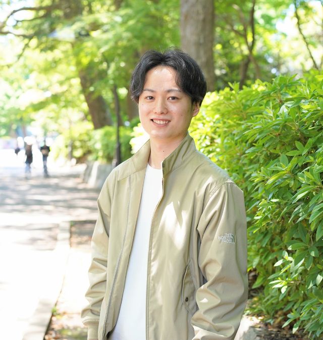 緑と自然光を活かした、清潔感がありリラックスした表情の写真
