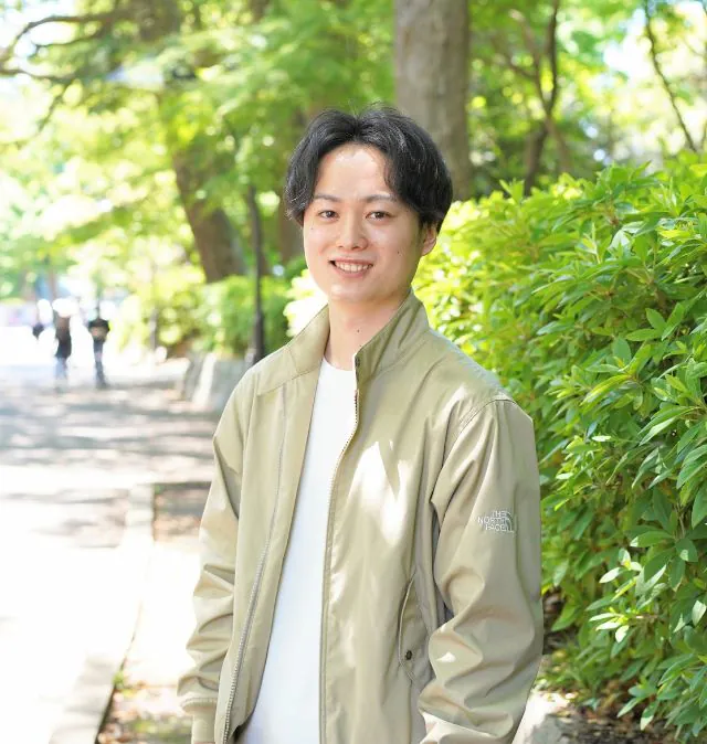 緑と自然光を活かした、清潔感がありリラックスした表情の写真