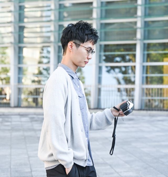 趣味や人柄が伝わる、自然に目線を外したプロフィール写真