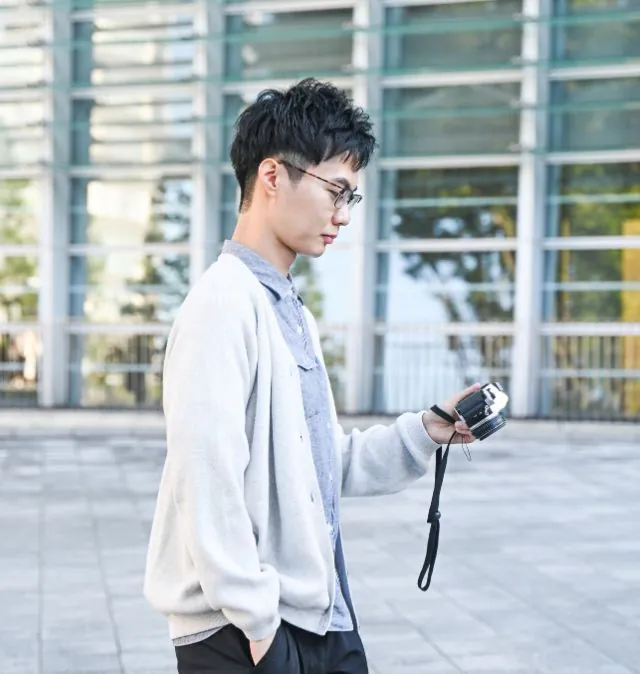 趣味や人柄が伝わる、自然に目線を外したプロフィール写真