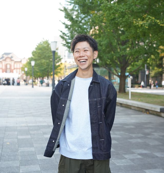 自然な笑顔で親しみやすさを伝えるマッチングアプリのプロフィール写真