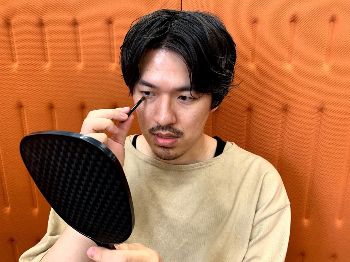 メンズメイクで涙袋を自然に作る方法 描くときの注意点とポイントを紹介