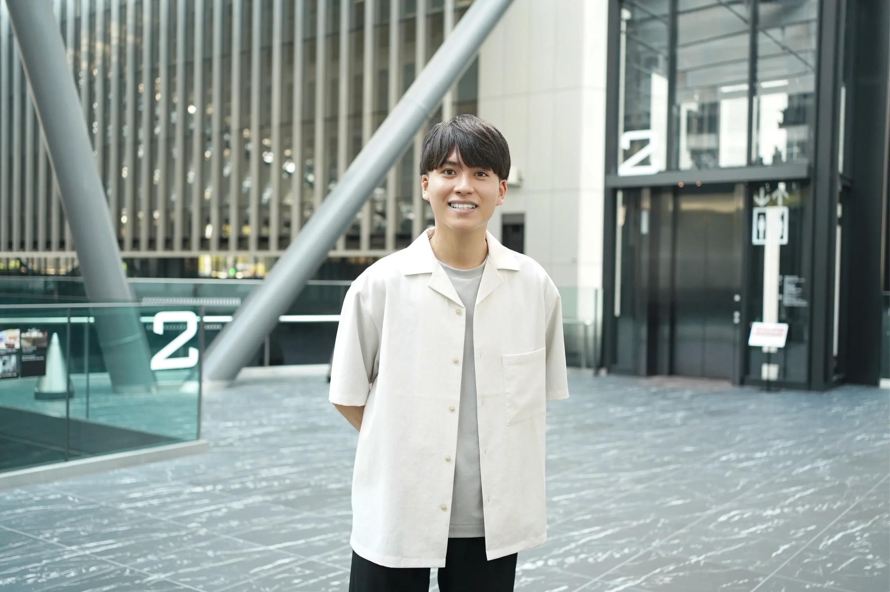 マッチングアプリ専門プロカメラマンが動きを交えて撮影した自然なプロフィール写真1