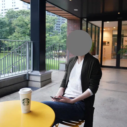 Photojoyが西新宿駅周辺で撮影した雨天時（屋内・屋根あり）のプロフィール写真サンプル